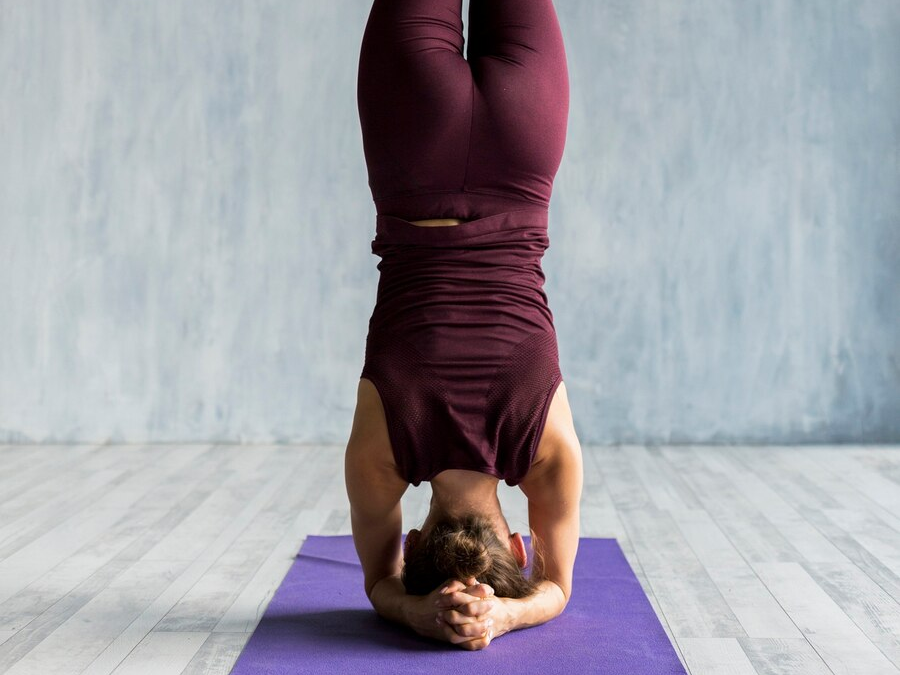 Shirshasana: como praticar as invertidas do yoga com segurança
