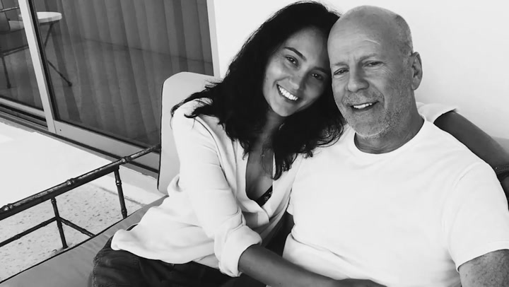 Emma Willis e Bruce Willis juntos e sorrindo em foto preto e branco