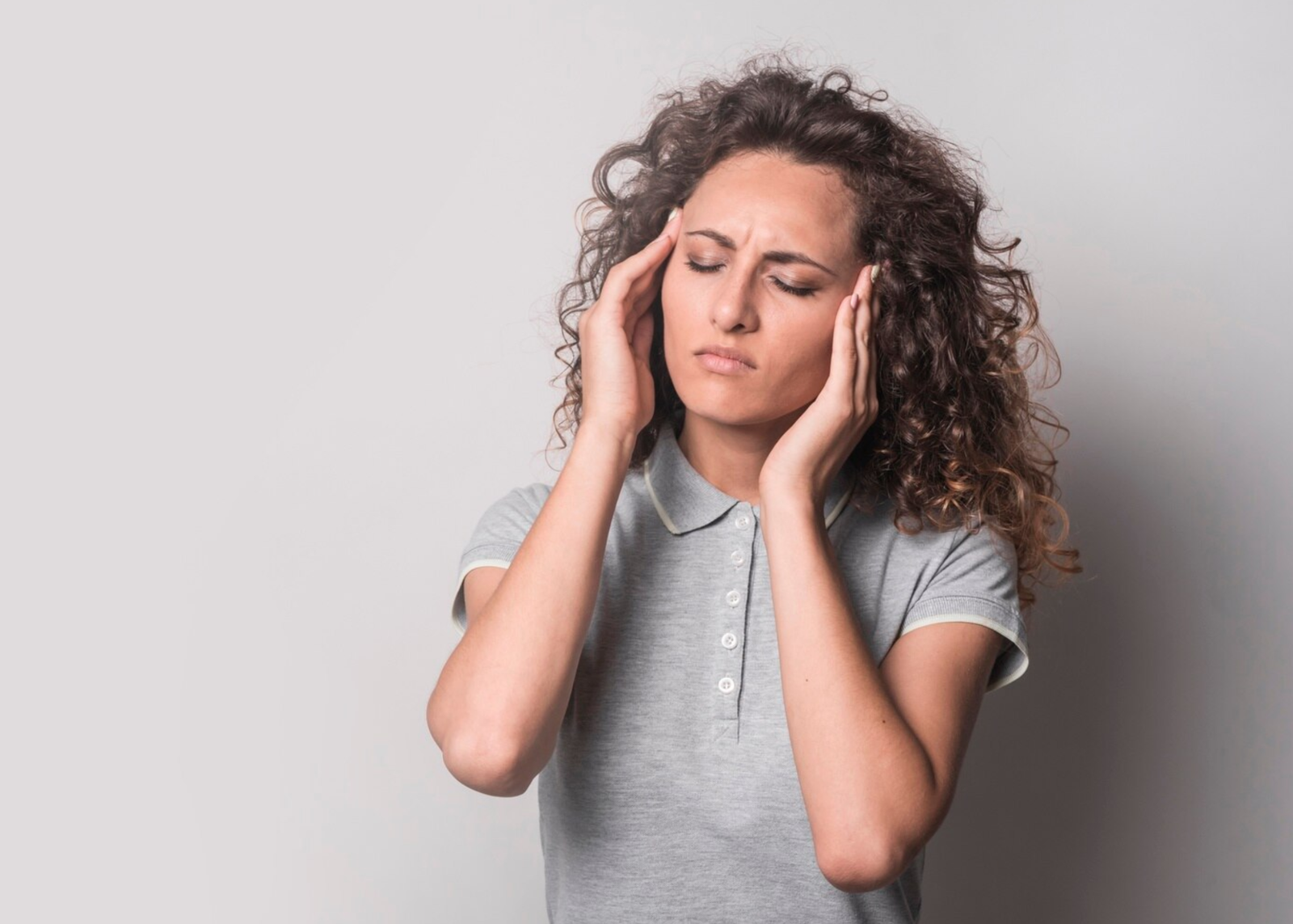 mulher tocando a cabeça com tinnitus - zumbido no ouvido esquerdo significado espiritual