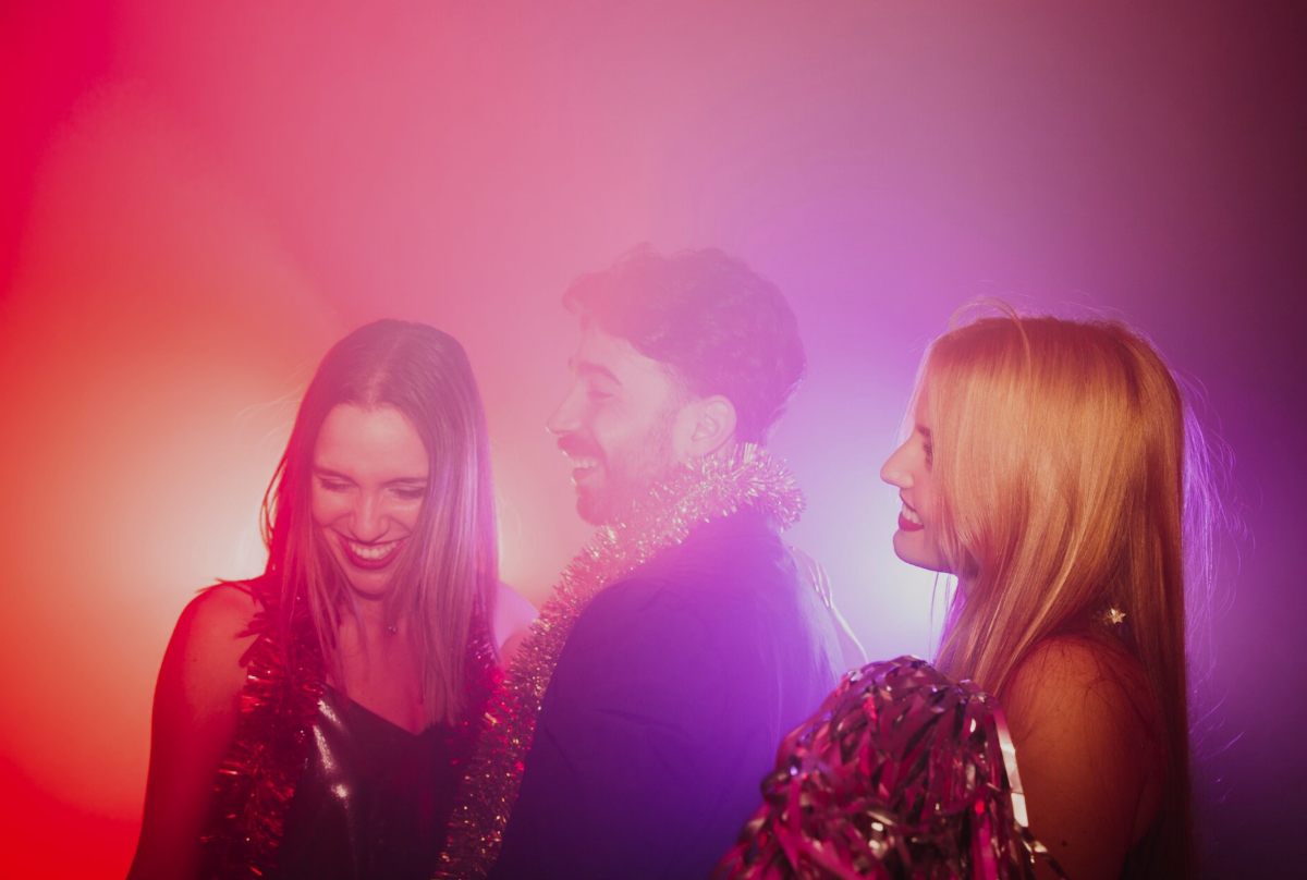 Efeito Coolidge e traição - Casal na balada e outra mulher